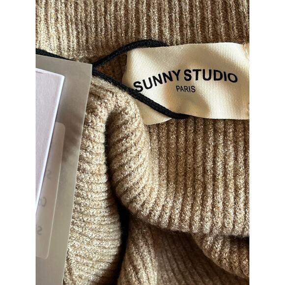 Sunny Studio Zola Camel Knit Sweater One Size Gold Button Shoulder Pullover NWT - Picture 5 of 8